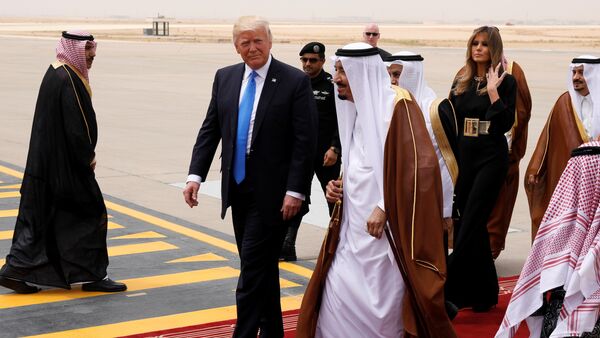 Saudi Arabia's King Salman bin Abdulaziz Al Saud (C) welcomes U.S. President Donald Trump and first lady Melania Trump (2-R) as they arrive aboard Air Force One at King Khalid International Airport in Riyadh, Saudi Arabia May 20, 2017 - Sputnik International