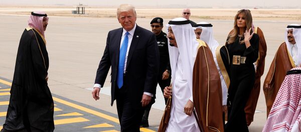 Saudi Arabia's King Salman bin Abdulaziz Al Saud (C) welcomes U.S. President Donald Trump and first lady Melania Trump (2-R) as they arrive aboard Air Force One at King Khalid International Airport in Riyadh, Saudi Arabia May 20, 2017 Saudi Arabia's King Salman bin Abdulaziz Al Saud (C) welcomes U.S. President Donald Trump and first lady Melania Trump (2-R) as they arrive aboard Air Force One at King Khalid International Airport in Riyadh, Saudi Arabia May 20, 2017 - Sputnik International