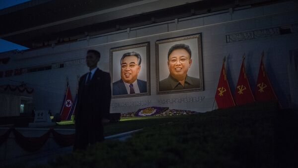 Portraits of Kim Il-sung and Kim Jong-il on the Pyongyang's main square - Sputnik International