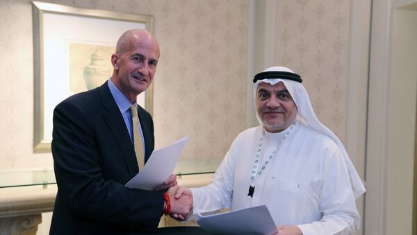 Vice Chairman of General Electric, John Rice and Saudi Governor of Small & Medium Enterprises, Ghassan Ahmed Al Sulaiman pose for photos after signing their agreements at the Saudi-US CEO Forum 2017 ahead of the arrival of the U.S. President Donald Trump, in Riyadh, Saudi Arabia May 20, 2017 - Sputnik International