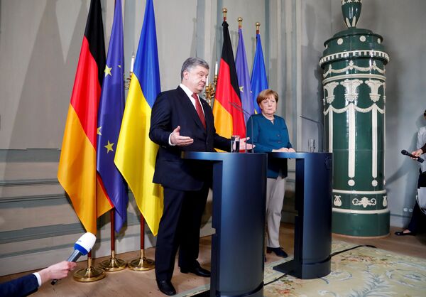 German Chancellor Angela Merkel and Ukrainian President Petro Poroshenko adress the media after a meeting at the German government guesthouse Meseberg Palace in Meseberg, Germany, May 20, 2017 German Chancellor Angela Merkel and Ukrainian President Petro Poroshenko adress the media after a meeting at the German government guesthouse Meseberg Palace in Meseberg, Germany, May 20, 2017 - Sputnik International
