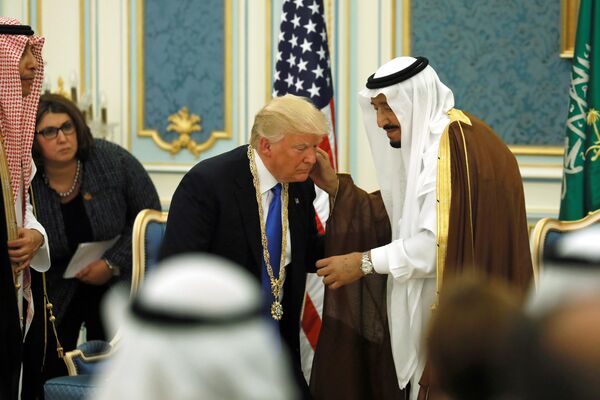 Saudi Arabia's King Salman bin Abdulaziz Al Saud (R) presents U.S. President Donald Trump (C) with the Collar of Abdulaziz Al Saud Medal at the Royal Court in Riyadh, Saudi Arabia May 20, 2017. Picture taken May 20, 2017 - Sputnik International