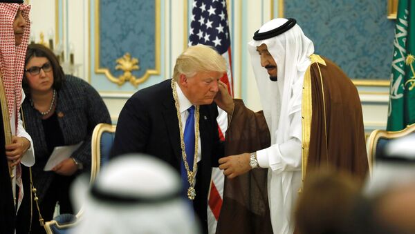 Saudi Arabia's King Salman bin Abdulaziz Al Saud (R) presents US President Donald Trump (C) with the Collar of Abdulaziz Al Saud Medal at the Royal Court in Riyadh, Saudi Arabia, May 20, 2017 - Sputnik International