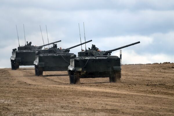 BMD-4 landing troops combat vehicles during a military machine demonstration at the Alabino training ground held as part of the international military-technical forum ARMY-2016 - Sputnik International
