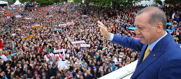 Turkish President Tayyip Erdogan waves to the crowd during the Extraordinary Congress of the ruling AK Party (AKP) in Ankara, Turkey May 21, 201 - Sputnik International