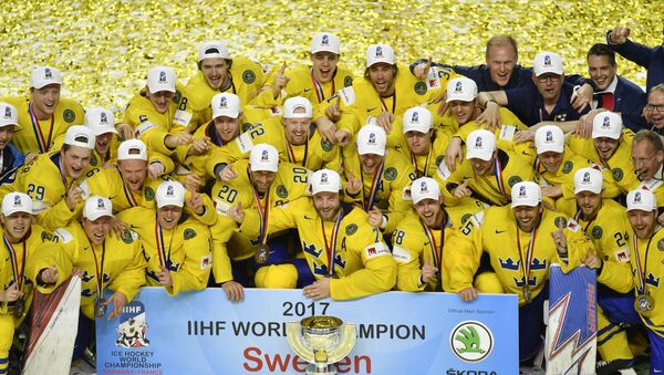 The Swedish team pose with the trophy after winning the gold medal at the Ice Hockey World Championships final match between Canada and Sweden in the LANXESS arena in Cologne, Germany, Sunday, May 21, 2017. - Sputnik International