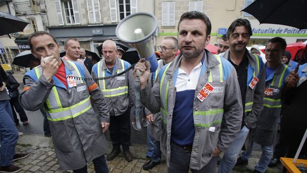 CGT trade union representatives Vincent Labrousse (L) speaks during a demonstration of striking employees of GM&S car supplier on May 18, 2017 in Gueret, central France, to protest against the planned closure of the company - Sputnik International