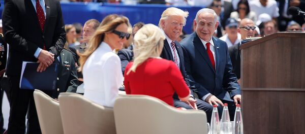 U.S. First Lady Melania Trump (seated, L) chats wife Sara Netanyahu (seated, front) as U.S. President Donald Trump (C) chats to Israel's Prime Minister Benjamin Netanyahu (R) during a welcoming ceremony to welcome Trump at Ben Gurion International Airport in Lod near Tel Aviv, Israel May 22, 2017 - Sputnik International
