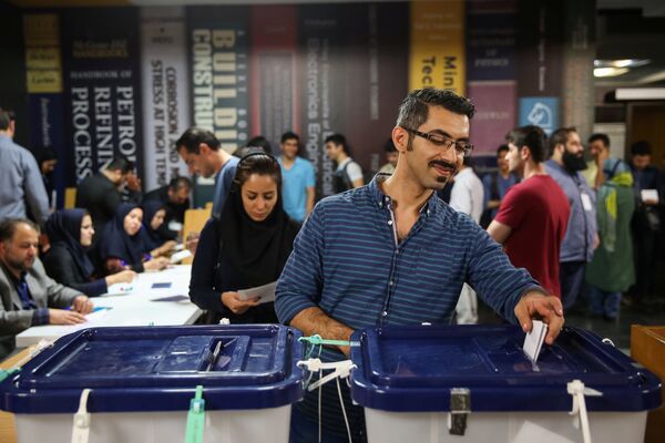 Iranians cast their votes during the presidential election in a polling station in Tehran, Iran, May 19, 2017 - Sputnik International