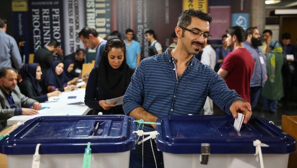 Iranians cast their votes during the presidential election in a polling station in Tehran, Iran, May 19, 2017 - Sputnik International