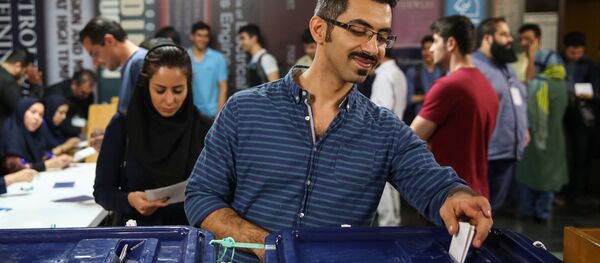 Iranians cast their votes during the presidential election in a polling station in Tehran, Iran, May 19, 2017 - Sputnik International