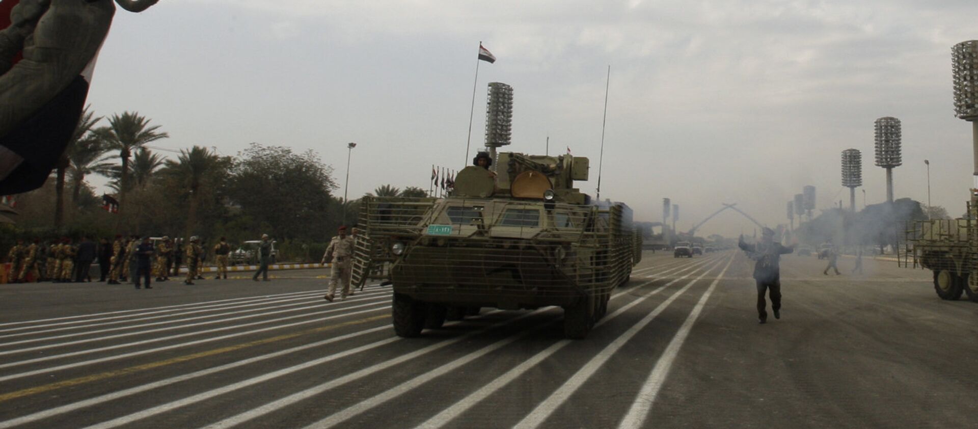 Iraqi army military vehicles march under the victory Arch landmark during a parade to mark the 91st Army Day in Baghdad on January 6, 2012, weeks after US troops completed their pullout - Sputnik International, 1920, 25.07.2021