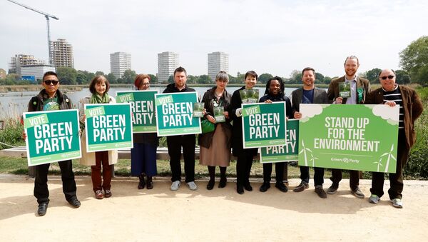 Co-leader of the Green Party, Caroline Lucas, (5th R) poses for a photograph with party members following the launch of their general election manifesto, in London, Britain May 11, 2017 - Sputnik International