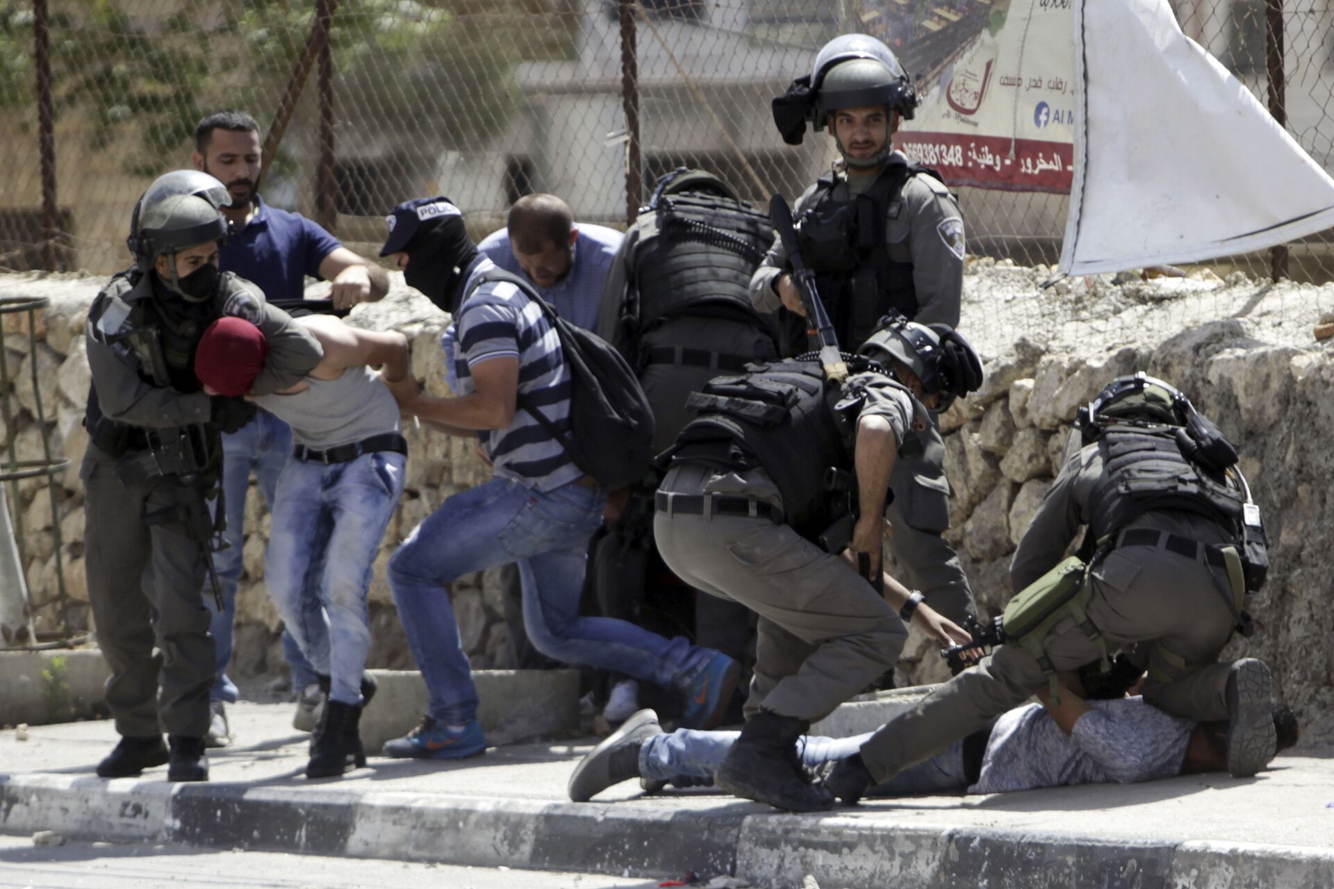 Israeli security forces arrest a Palestinians during clashes in Bethlehem, West Bank, Friday, May 19, 2017 - Sputnik International, 1920, 16.05.2022