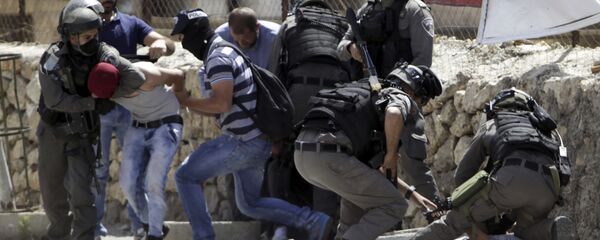 Israeli security forces arrest a Palestinians during clashes in Bethlehem, West Bank, Friday, May 19, 2017 - Sputnik International
