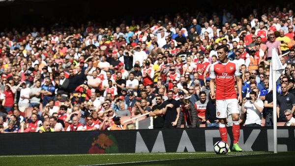 Arsenal's Mesut Ozil takes a corner - Sputnik International