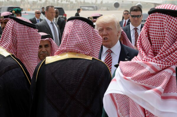 US President Donald Trump bids farewell before he and first lady Melania Trump board Air Force One to depart for Israel from King Khalid International Airport in Riyadh, Saudi Arabia May 22, 2017.  - Sputnik International
