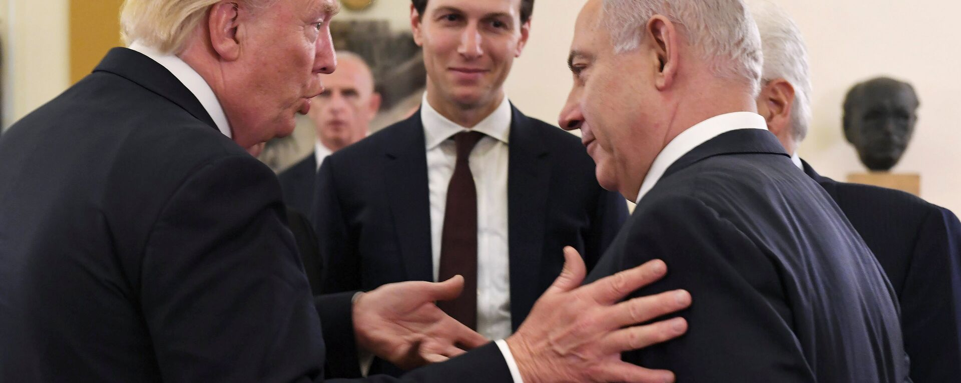 Israel's Prime Minister Benjamin Netanyahu and U.S. President Donald Trump chat as White House senior advisor Jared Kushner is seen in between them, during their meeting at the King David hotel in Jerusalem May 22, 2017 - Sputnik International, 1920, 18.09.2021