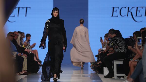 Models walk down the catwalk wearing designs by Zoe Eckett during the Arab Fashion Week in the United Arab Emirate of Dubai on May 18, 2017 - Sputnik International