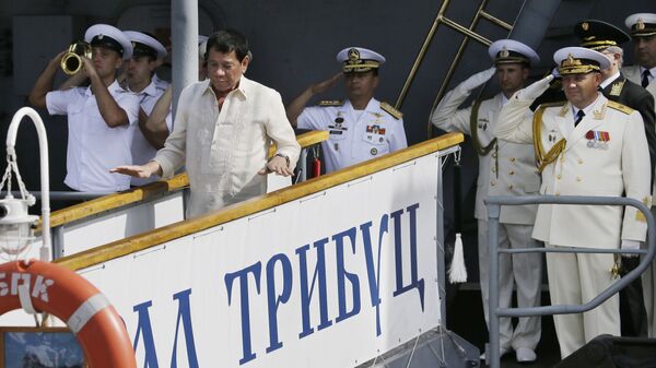 Russian Navy and a Philippine officer salute as Philippine President Rodrigo Duterte alights from the Russian anti-submarine Navy vessel Admiral Tributs in Manila, Philippines on Friday, Jan. 6, 2017 - Sputnik International
