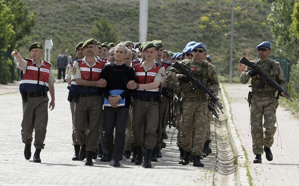 Paramilitary police officers and commandos escort the alleged main ringleaders of last summer's failed military coup before their trial at a courthouse in the outskirts of Ankara, Turkey, Monday, May 22, 2017. Paramilitary police officers and commandos escort the alleged main ringleaders of last summer's failed military coup before their trial at a courthouse in the outskirts of Ankara, Turkey, Monday, May 22, 2017. The black-shirted man in front is Akin Ozturk, former Turkish Air Force commander and suspected coup mastermind. - Sputnik International