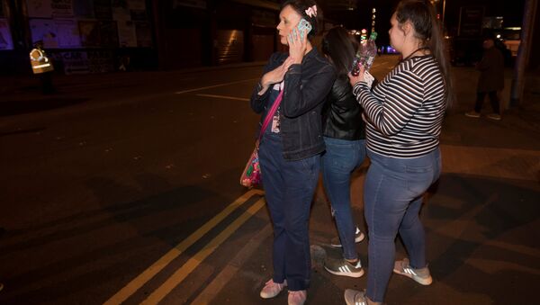 Concert goers react after fleeing the Manchester Arena in northern England where U.S. singer Ariana Grande had been performing in Manchester - Sputnik International