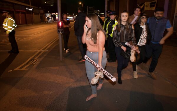 Concert goers gather outside after fleeing the Manchester Arena in northern England where US singer Ariana Grande had been performing. - Sputnik International