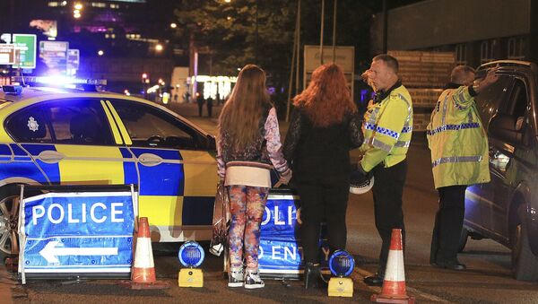 Police speak with concert goers at the Manchester Arena after reports of an explosion at the venue during an Ariana Grande concert. - Sputnik International