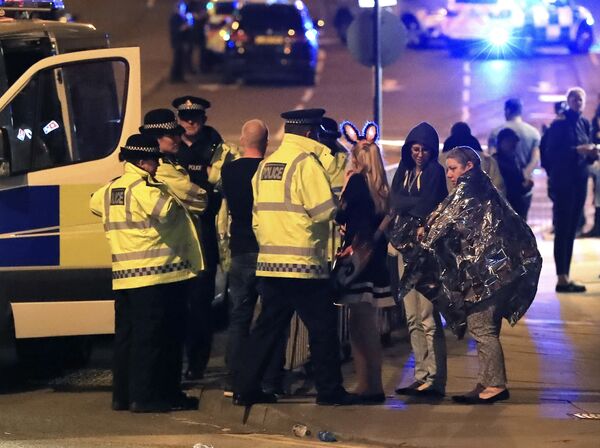 Emergency services personnel speak to people outside Manchester Arena after reports of an explosion at the venue during an Ariana Grande concert in Manchester, England, Monday, May 22, 2017. Emergency services personnel speak to people outside Manchester Arena after reports of an explosion at the venue during an Ariana Grande concert in Manchester, England, Monday, May 22, 2017. - Sputnik International