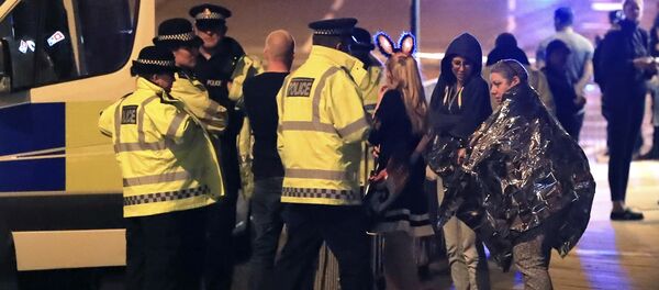 Emergency services personnel speak to people outside Manchester Arena after reports of an explosion at the venue during an Ariana Grande concert in Manchester, England, Monday, May 22, 2017. - Sputnik International