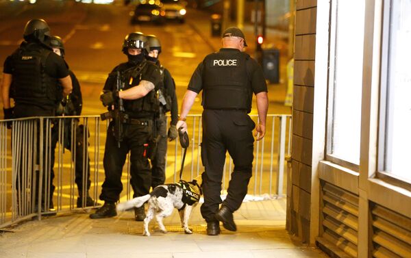 Armed police officers stand near the Manchester Arena, where U.S. singer Ariana Grande had been performing, in Manchester, in northern England, Britain May 23, 2017. - Sputnik International