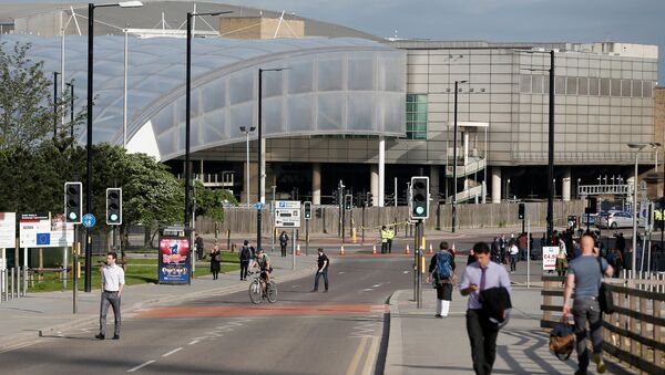 Commuters walk to work as a police cordon surrounds the Manchester Arena, Britain May 23, 2017. - Sputnik International