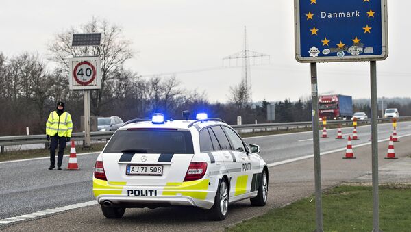 Border police are seen on January 4, 2016 at the Danish-German boarder town Krusaa - Sputnik International