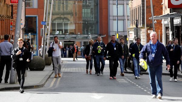 People rush out of the Arndale shopping centre as it is evacuated in Manchester, Britain May 23, 2017. - Sputnik International