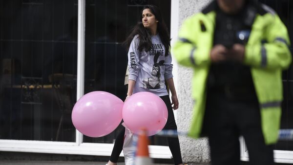 A girl wearing a t-shirt of US singer Ariana Grande carrying balloons from the Ariana Grande concert at the Manchester Arena leave a hotel in Manchester, northwest England on May 23, 2017 - Sputnik International