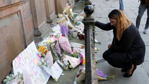 A woman lays flowers for the victims of the Manchester Arena attack, in central Manchester, Britain May 23, 2017. - Sputnik International