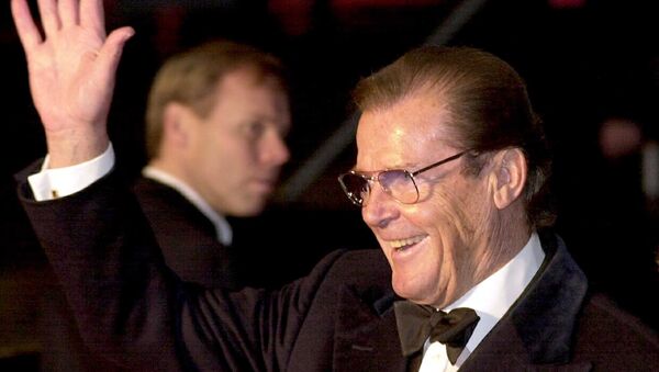 British actor and former James Bond Roger Moore arrives for the World Premiere of the new James Bond film 'Die Another Day' directed by New Zealand's Lee Tamahori at the Royal Albert Hall in London. (File) - Sputnik International