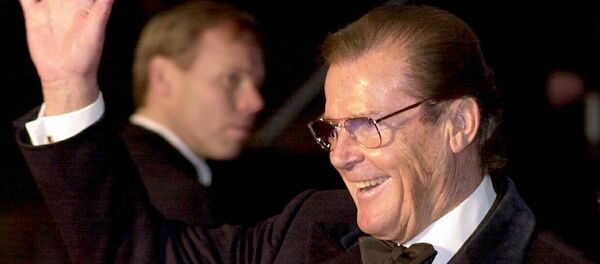 British actor and former James Bond Roger Moore arrives for the World Premiere of the new James Bond film 'Die Another Day' directed by New Zealand's Lee Tamahori at the Royal Albert Hall in London. (File) - Sputnik International