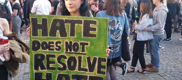 Thea Brooks, student, with her placard Thea Brooks, student, with her placard - Sputnik International