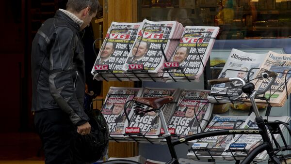 A man watch Norwegian newspapers VG and Dagbladet's front pages in Oslo - Sputnik International