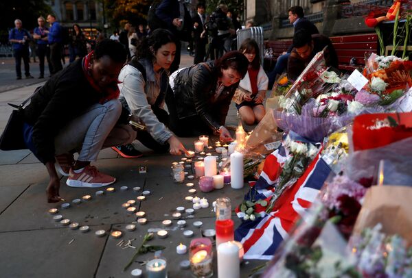 Women light candles for the victims of the Manchester Arena attack, in central Manchester, May 23, 2017. - Sputnik International