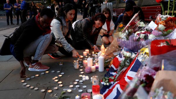 Women light candles for the victims of the Manchester Arena attack, in central Manchester, May 23, 2017. - Sputnik International