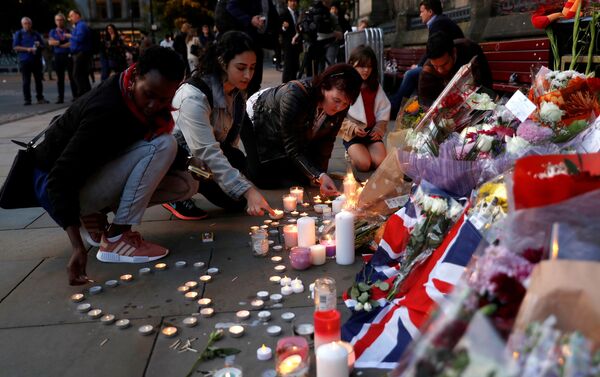 Women light candles for the victims of the Manchester Arena attack, in central Manchester, May 23, 2017. - Sputnik International
