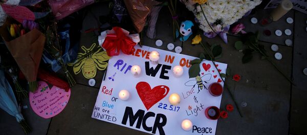 Flowers and messages are left for the victims of the Manchester Arena attack in central Manchester, Britain May 23, 2017. - Sputnik International