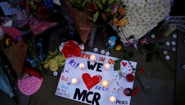 Flowers and messages are left for the victims of the Manchester Arena attack in central Manchester, Britain May 23, 2017. - Sputnik International