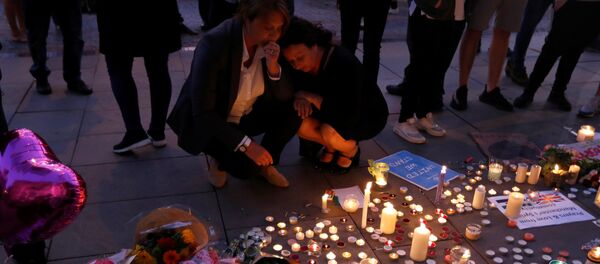 Women pay their respects to all those affected by the bomb attack, following a vigil in central Manchester, Britain May 23, 2017. Women pay their respects to all those affected by the bomb attack, following a vigil in central Manchester, Britain May 23, 2017. - Sputnik International