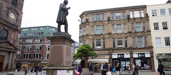 People stop to look at flowers and messsages on an impromptu memorial in St Anns Square for the victims of an attack at Manchester Arena, Manchester, Britain, May 24, 2017. - Sputnik International