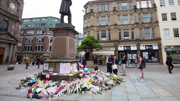 People stop to look at flowers and messsages on an impromptu memorial in St Anns Square for the victims of an attack at Manchester Arena, Manchester, Britain, May 24, 2017. - Sputnik International