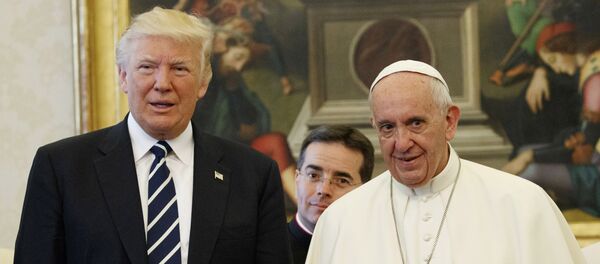 U.S. President Donald Trump and Pope Francis meet at the Vatican - Sputnik International