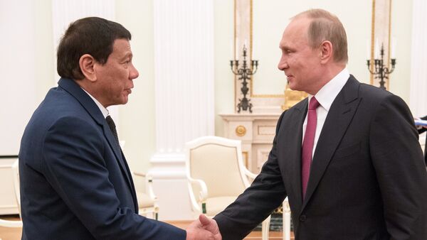 President Vladimir Putin at a meeting with President of the Philippines Rodrigo Duterte, left - Sputnik International